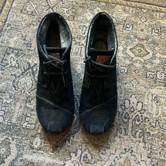 TOMS Black Suede Leather Desert Wedge Ankle Boots Bootie Women's Size 7.5 W - Picture 3 of 7